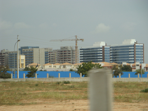 Batiment en construction à Luanda. Credit photo : Chimpanz APe - Flickr